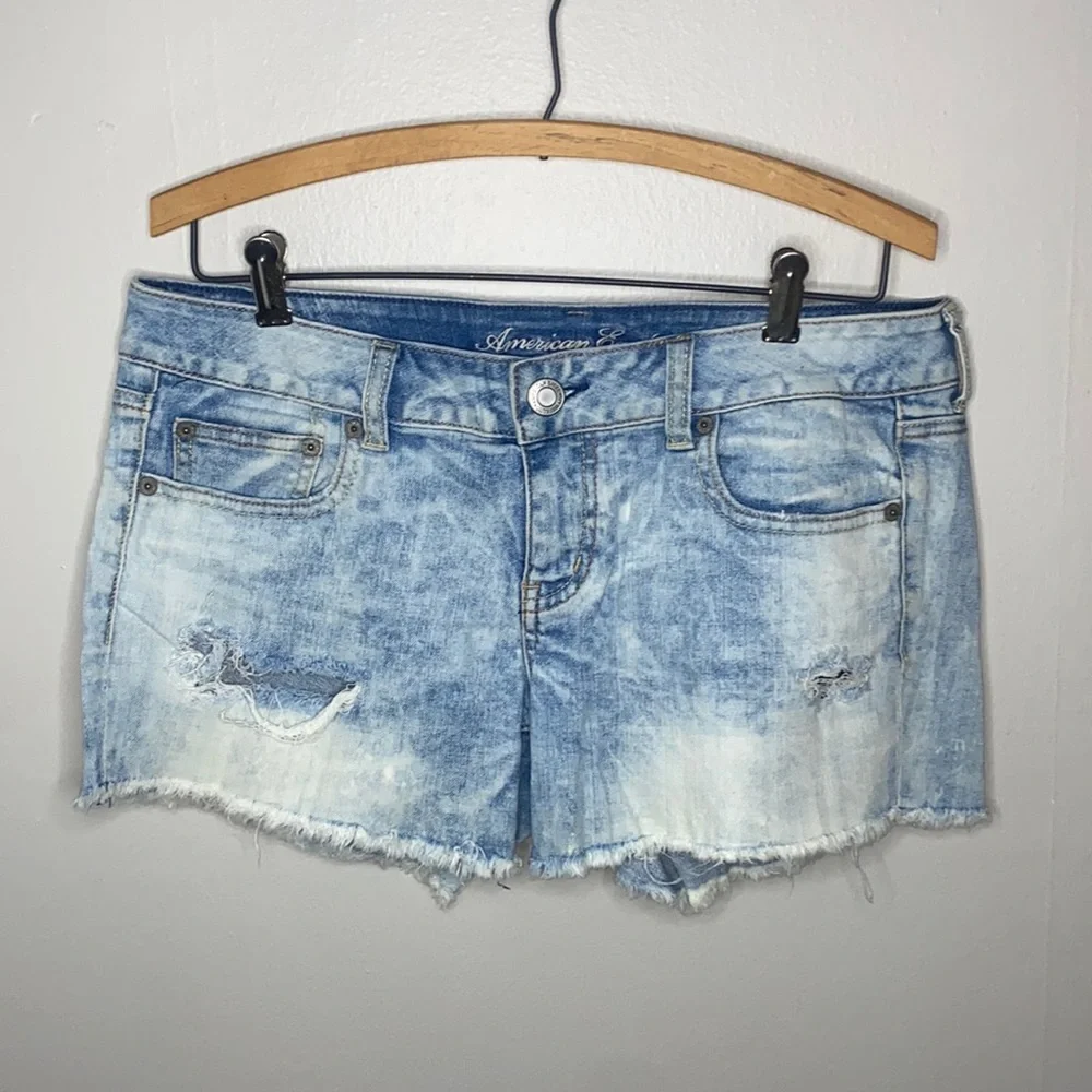 🎱Vintage Light-wash distressed American Eagle jean shorts! - Picture 1 of 9